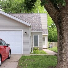 Building Photo - Spacious 2 Bedroom w/Vaulted Ceilings