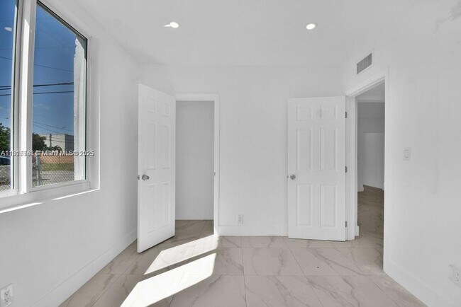 Building Photo - 3025 NW 8th Ave