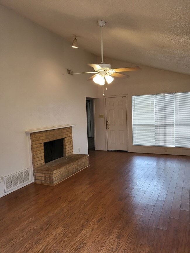 Building Photo - 2716 St George Pl