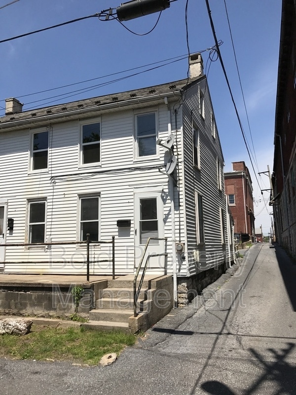 Building Photo - 725 Union St
