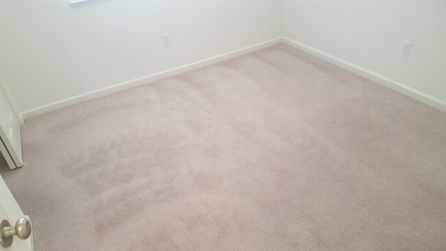 Building Photo - 4 Bedroom Home