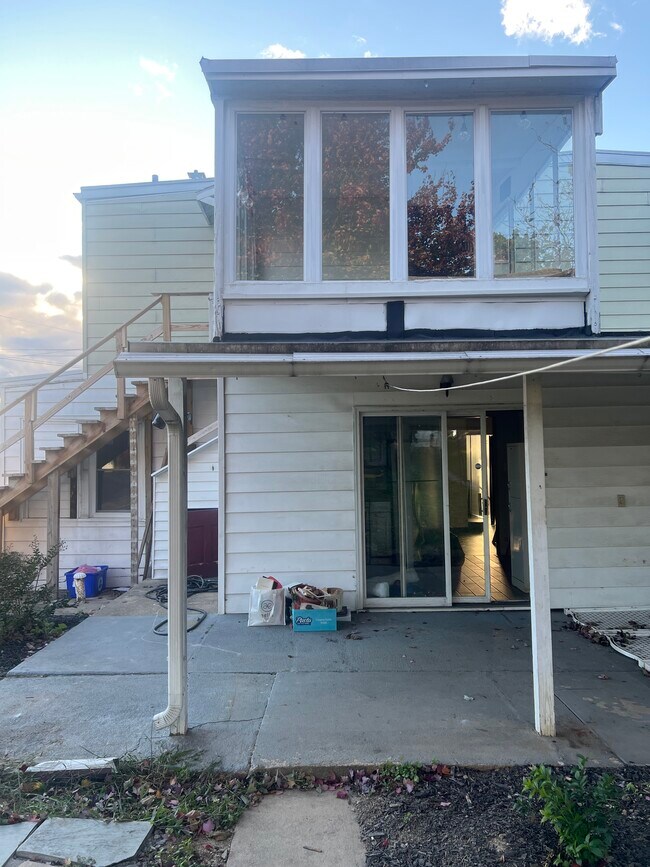 Building Photo - 555 S Ogontz St