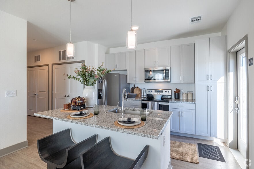1BR, 1BA - 819SF - Kitchen - Plat 10