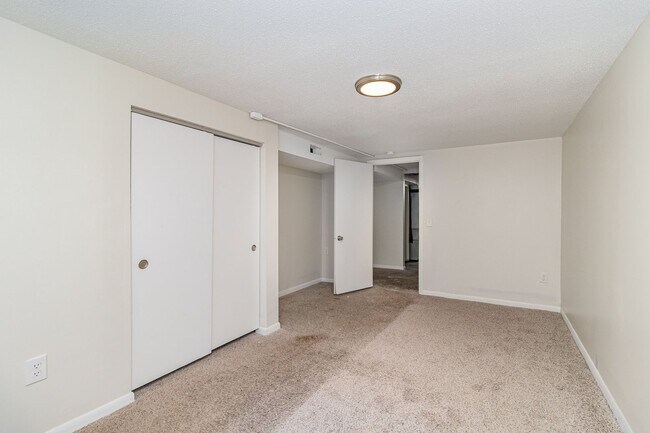 Building Photo - Spacious 5bed|2bath Home w/ Large Backyard...