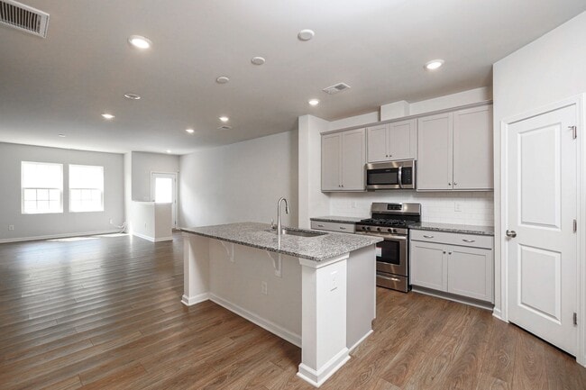 Building Photo - Lovely 3 Bed 2.5 Bath Townhome