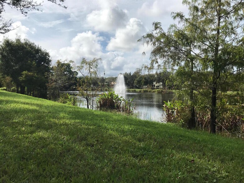 Building Photo - 141 E Thatch Palm Cir