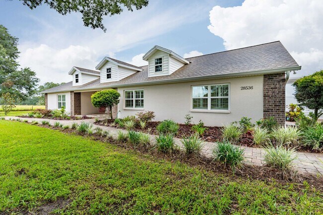 Building Photo - Country living close to everything - 3 bed, 3.5 bath, on an acre