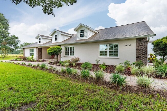 Building Photo - Country living close to everything - 3 bed...