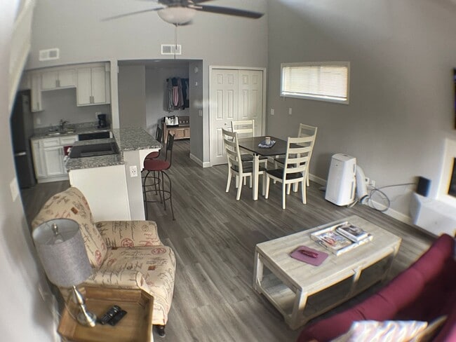Building Photo - COMING SOON! Furnished 1-Bed 1-Bath Condo ...
