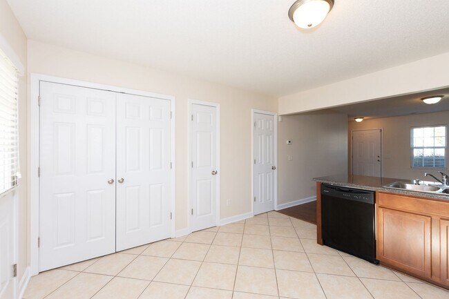 Building Photo - Looking for a townhome in Hubert?