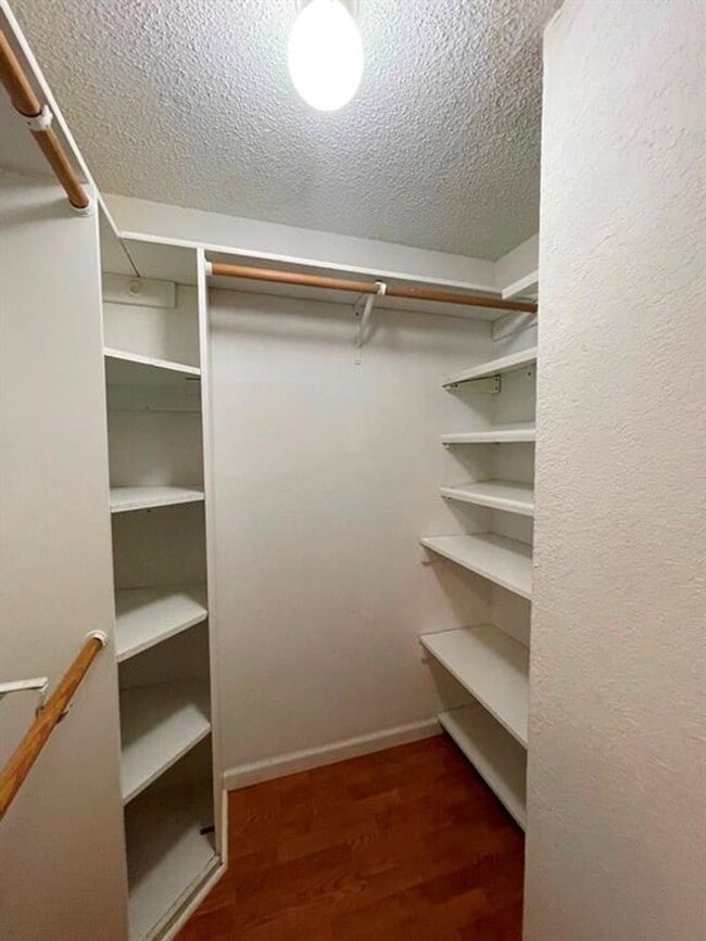 Building Photo - 2-bedroom 2 full bathroom condo in desirab...