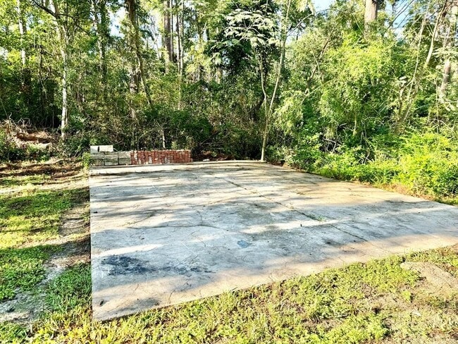Building Photo - 413 Canna Dr