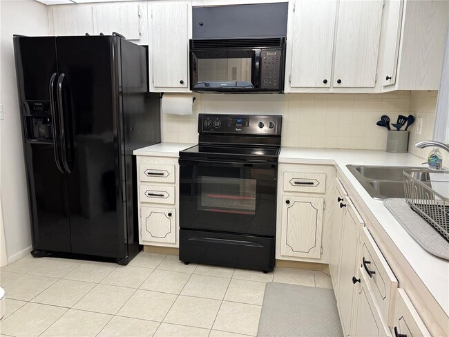 Building Photo - 4750 Cove Cir