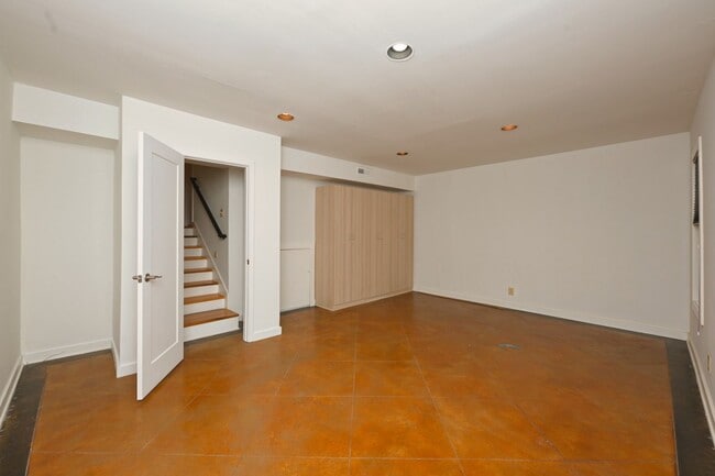 Building Photo - **PERFECTLY SITUATED TOWNHOME IN GREEN HIL...