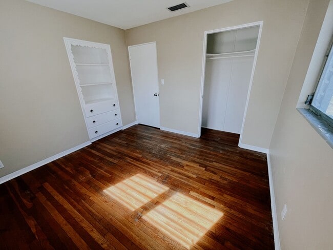 Building Photo - 3/1 AVAILABLE NOW!