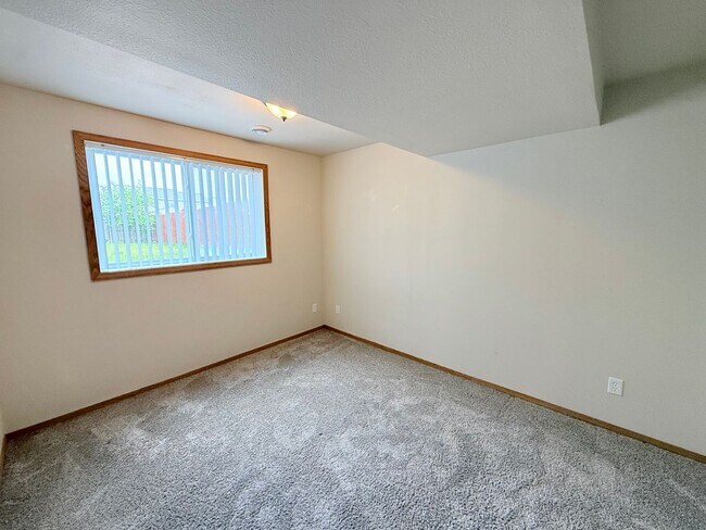 Building Photo - Spacious 4-Bedroom Home in South Fargo