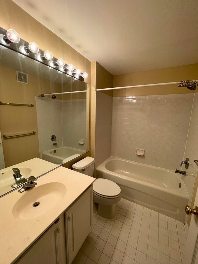 Building Photo - Beautiful 2BR, 2.5BA Townhouse Style Condo Near Old Town Alexandria