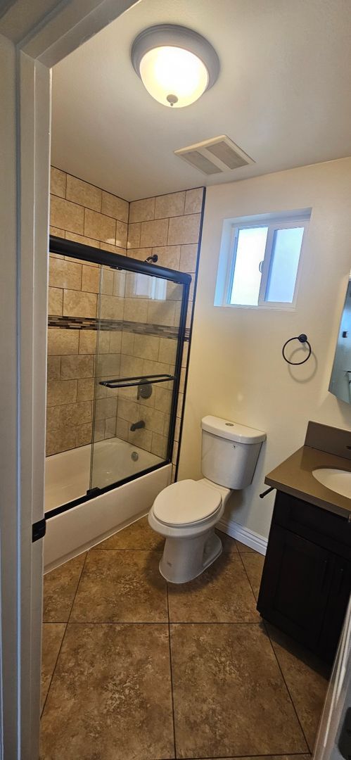 Building Photo - 75(611)