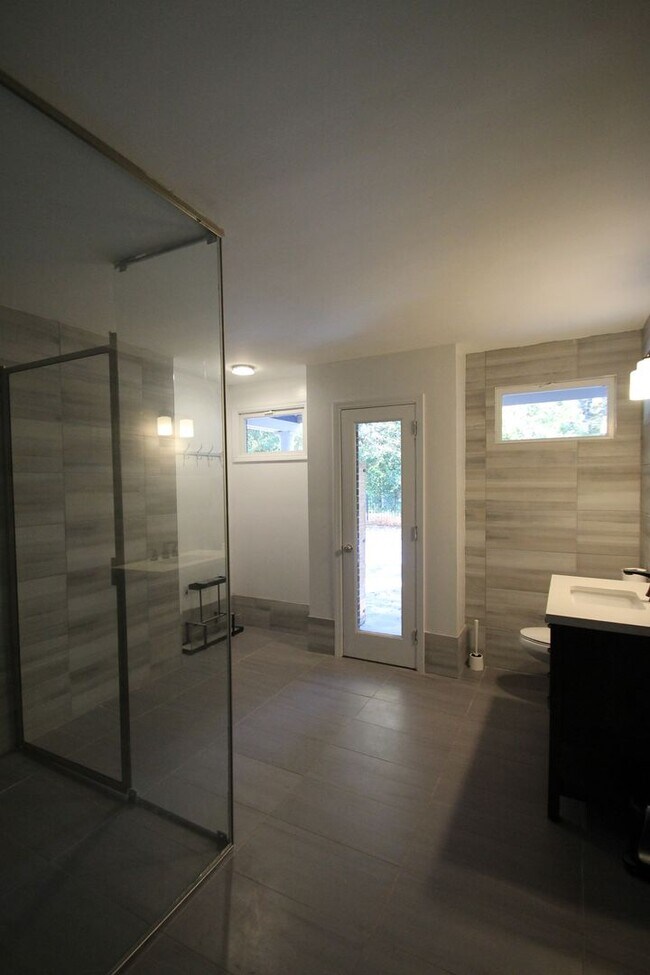 Building Photo - 421 Lakeside Dr
