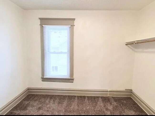 Building Photo - Beautiful 4-Bedroom Unit in St. Paul - Available Now!