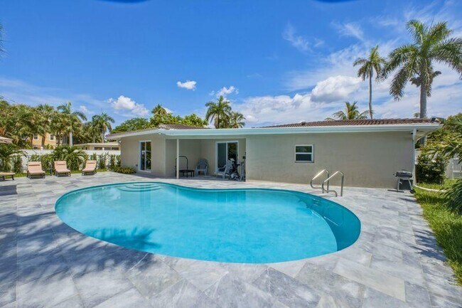Building Photo - 632 Las Palmas Park