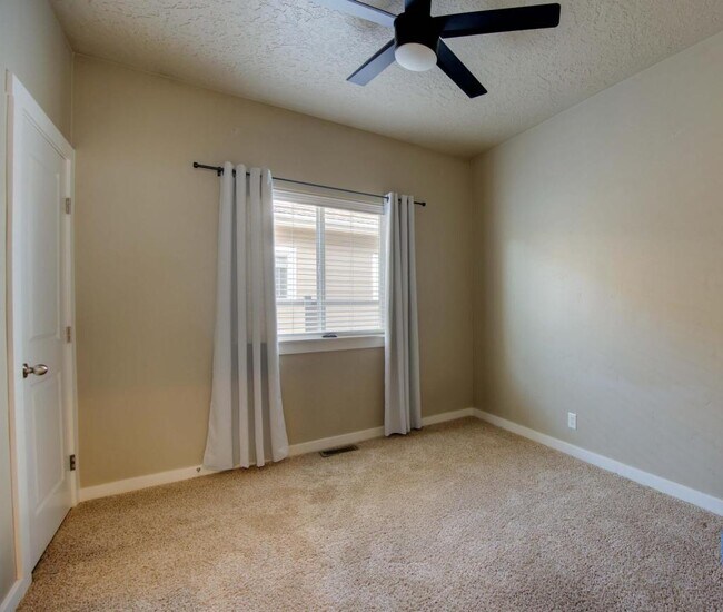 Building Photo - 5587 W Song Sparrow St