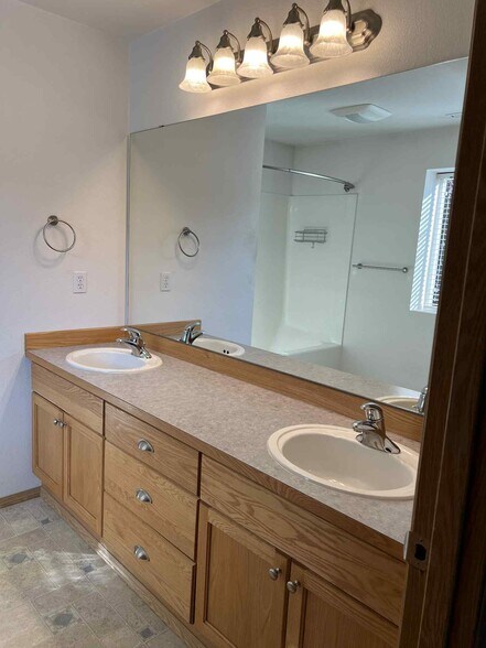 Master bathroom - 6512 Newaukum Pl NE