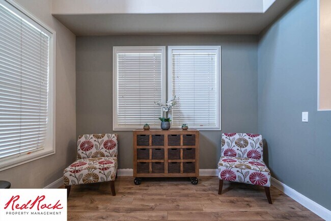 Building Photo - Move In Special! $500 Off First Month's Rent! 3 Bedroom Fully Furnished Home.