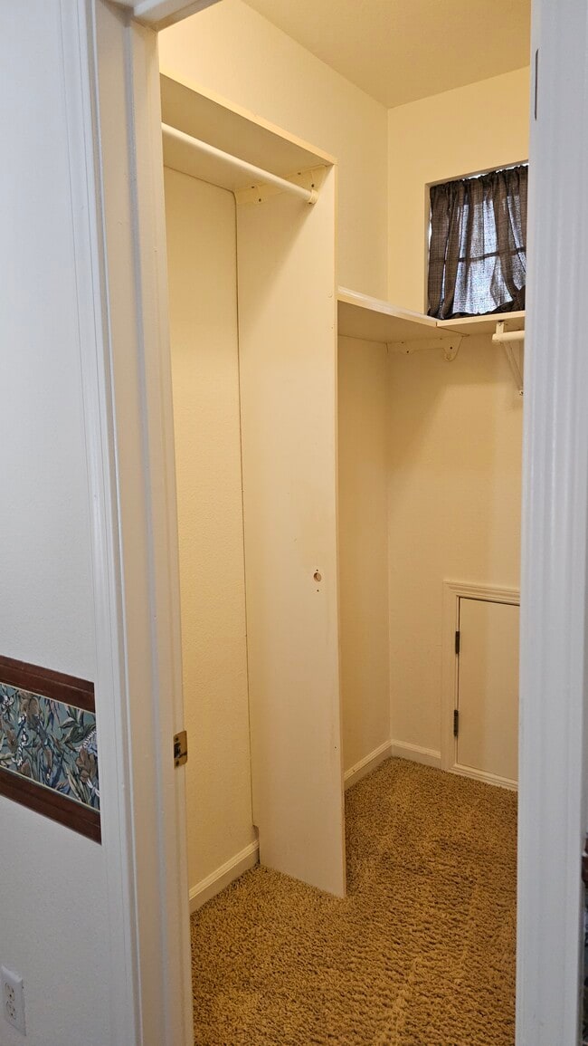 Building Photo - 5012 Crest Dr