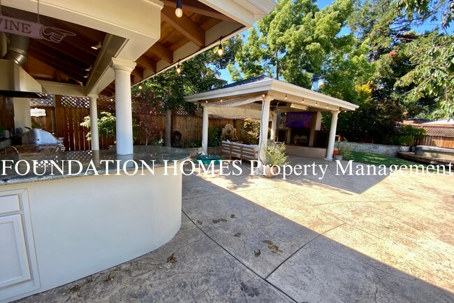 Building Photo - Gorgeous Ranch Style 4BD/2.5BA!  Outdoor Kitchen!  Hot Tub!  FOUNDATION