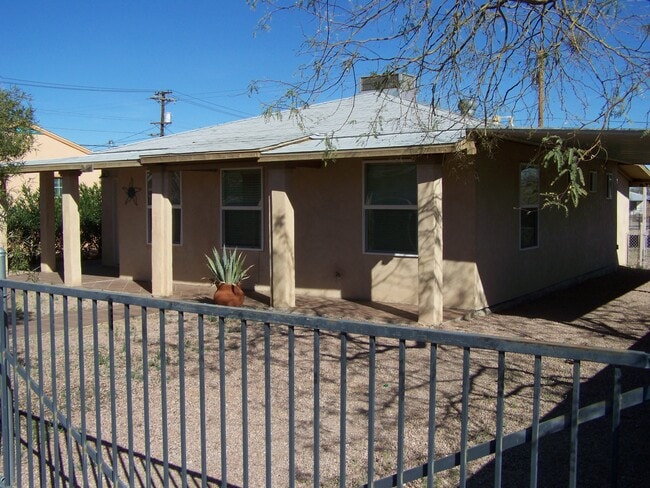Building Photo - 211 E 1st Ave