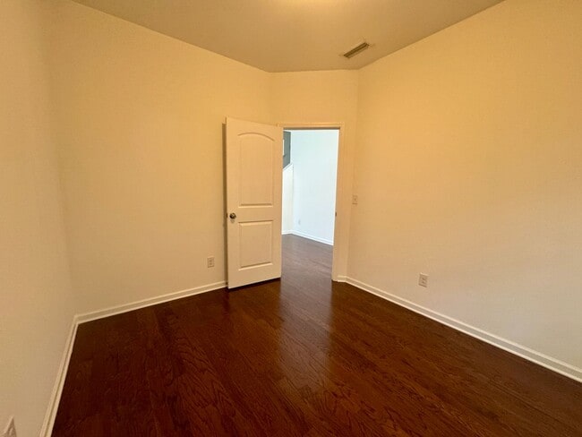 Building Photo - AVAILABLE TO SHOW!