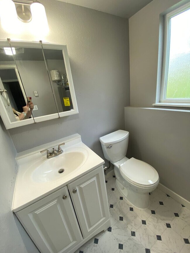 Building Photo - 5223-5225 N Pinegrove Ct