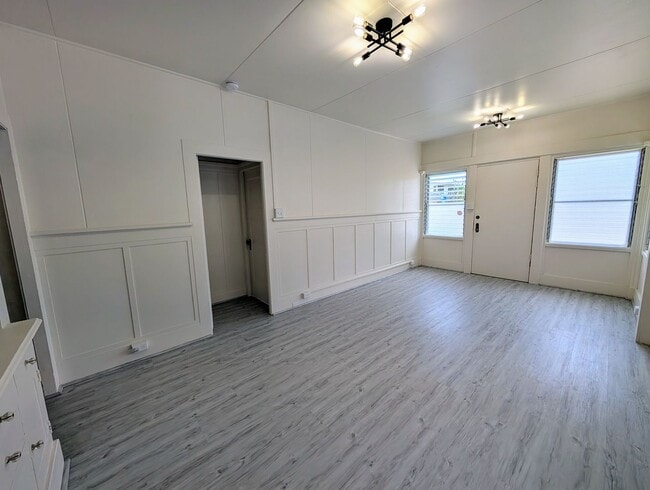 Building Photo - Centrally located 2 Bed, 1.5 Bath house in...
