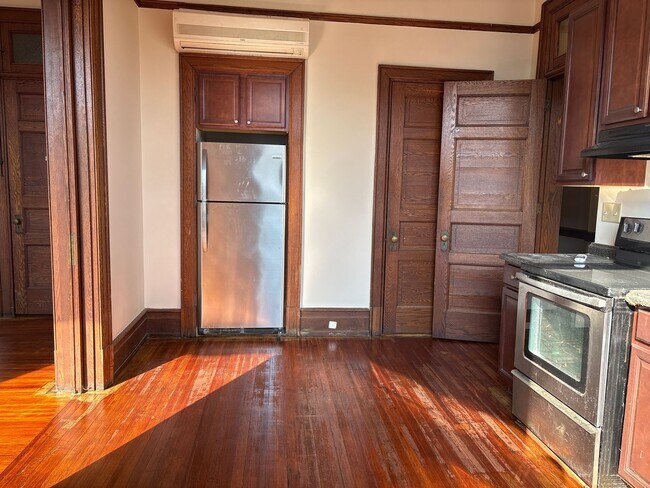 Building Photo - Modern Spacious Studio Apartment in the Rosenmiller Building in Downtown York City!