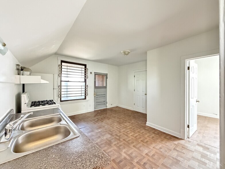 Building Photo - 1609 N McVicker Ave