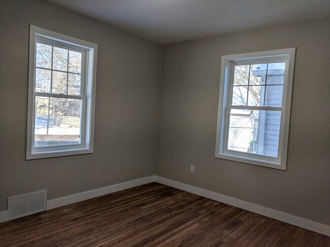 Building Photo - 1213 1st Ave NE