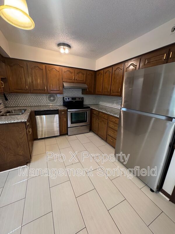 Building Photo - 3332 S Southlyn Pl