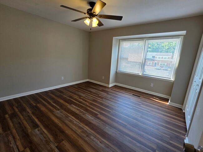 Building Photo - Move in Ready Townhouse l!