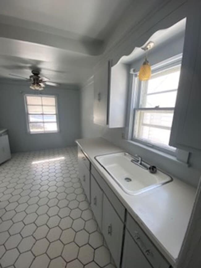 Building Photo - Cozy 3 Bedroom Home