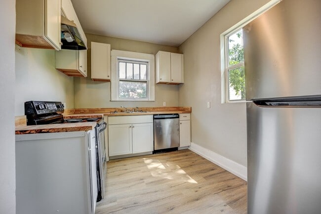 Building Photo - Freshly Updated 2 Bedroom House