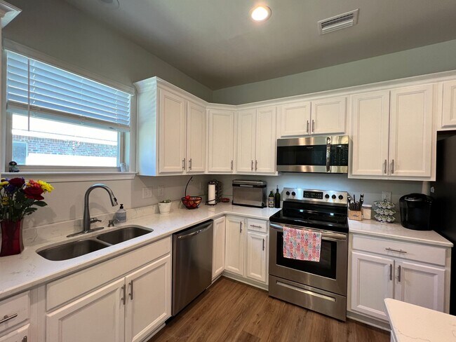 Building Photo - Exceptional 4 Bedroom in Milton