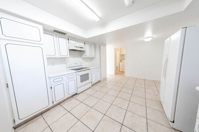 Building Photo - 5 bed 3.5 bath home with AMAZING & HUGE BA...