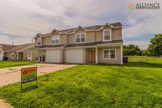 Building Photo - Spacious Duplex ~ Open Kitchen with Breakfast Bar!