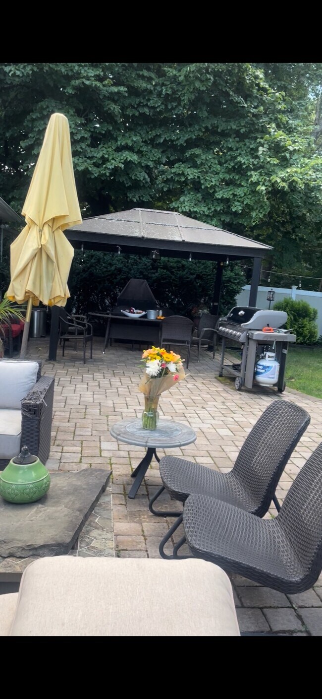 Building Photo - 4 Galaxie Ln