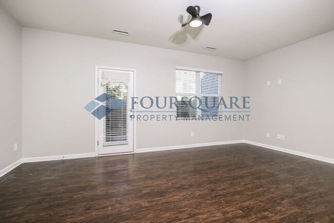 Building Photo - Conveniently Located Townhome With 3 Beds and 2.5 Baths