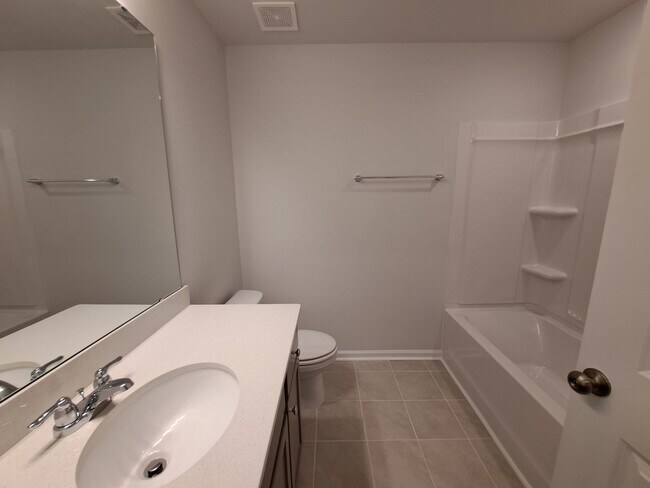 Building Photo - Charming 3 beds 2.5 baths in Fuquay Varina!