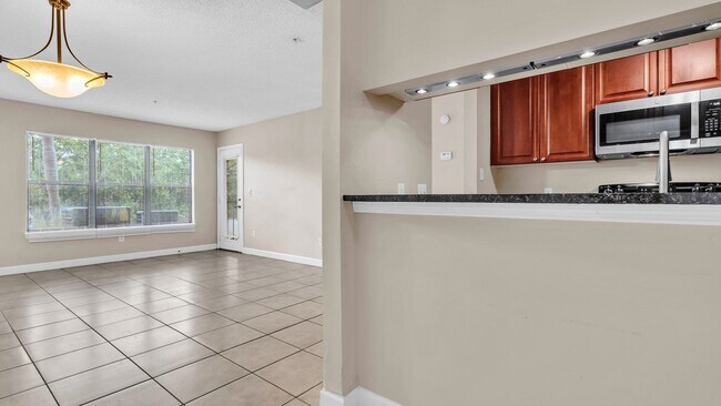 Building Photo - Charming 1BD/1BTH Ground Level Condo in St...