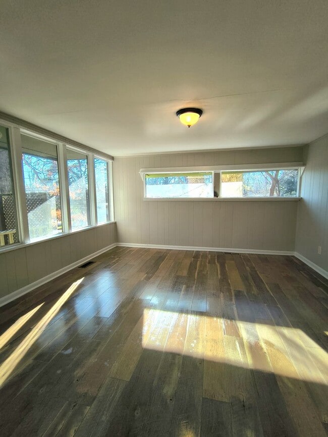 Building Photo - Updated 2br/1ba Oak Ridge bungalow