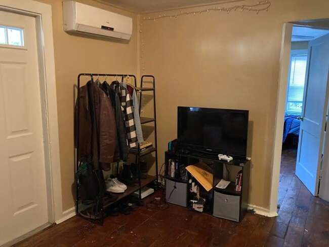 Building Photo - Cozy 2 Bedroom, 1 Bathroom in Fifth Avenue...